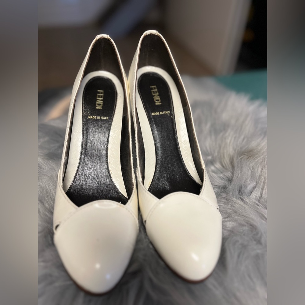 FENDI HIGH HEEL very good condition and it have the Fendi logo on it
